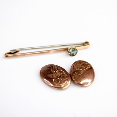 Lot 386 - A 19ct topaz set safety pin bar brooch with...