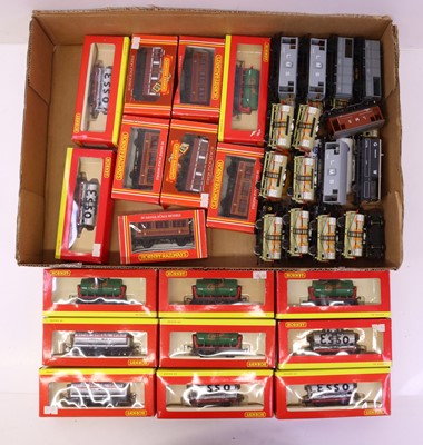 Lot 323 - One tray containing various 00 gauge wagons to...