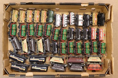 Lot 322 - A large collection of unboxed 00 gauge wagons...