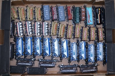 Lot 321 - One tray of various 00 gauge unboxed wagons to...