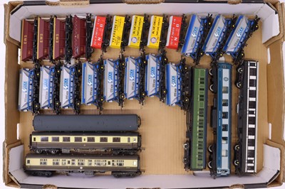 Lot 298 - One tray containing various loose 00 gauge...