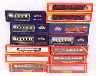 Lot 247 - One tray containing various 00 gauge coaches...