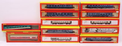 Lot 249 - A collection of Hornby 00 gauge coaches to...