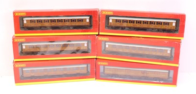 Lot 255 - A rake of six Hornby 00-gauge LNER 61ft 6in,...