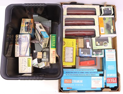 Lot 282 - Two boxes containing various 00 gauge...