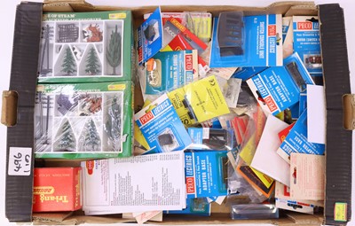 Lot 281 - A large collection of various 00 gauge...