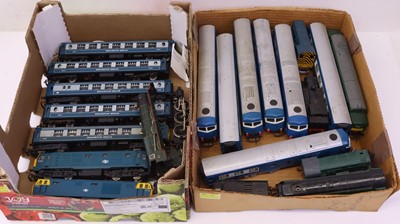 Lot 306 - Two trays containing various 00 gauge locos,...