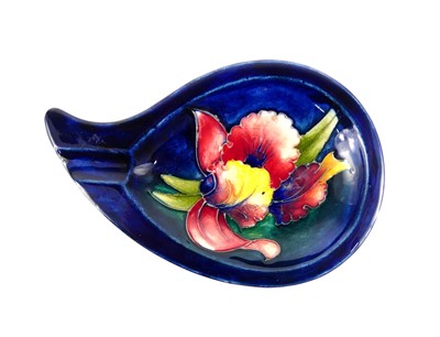 Lot 164 - A Moorcroft Anemone pattern pottery ashtray,...