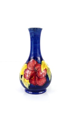 Lot 189 - A small Moorcroft Anemone pattern pottery...
