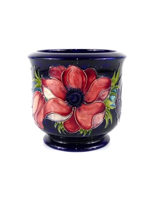 Lot 195 - A Moorcroft Anemone pattern pottery small...