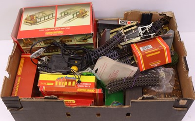 Lot 284 - One tray containing various 00 gauge 1980s...