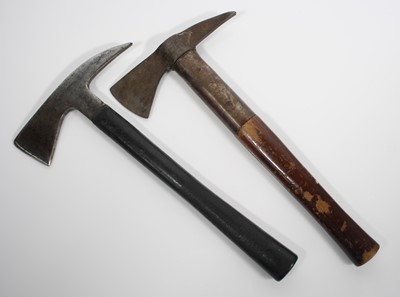 Lot 243 - A WW II Chiilington Arpax axe, the steel blade...