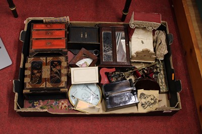 Lot 250 - A collection of dollshouse furniture, to...