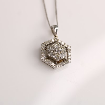 Lot 121 - A white metal diamond hexagonal cluster...