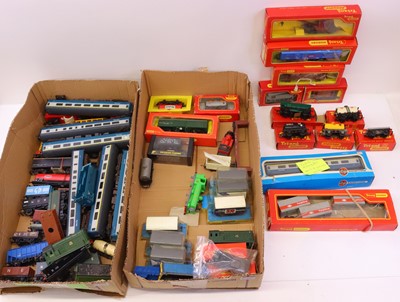 Lot 425 - A collection of 00 gauge rolling stock to...