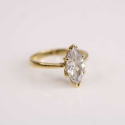 Lot 129 - An 18ct yellow gold solitaire ring featuring a...