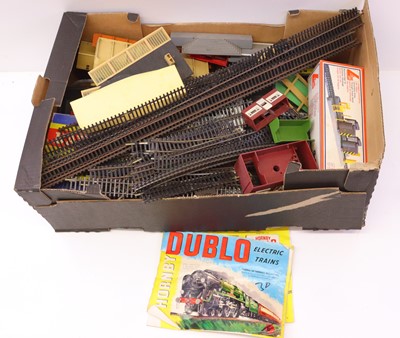 Lot 430 - Various 00 gauge accessories to include an...
