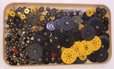 Lot 122 - A plastic tray containing a large quantity of...