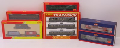 Lot 432 - A collection of 00 gauge modern release wagons...