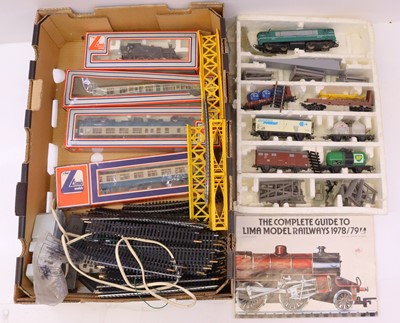 Lot 433 - A collection of various 00 gauge rolling stock...