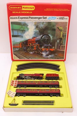 Lot 529 - Triang 00 gauge RS.609 express passenger set...
