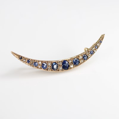 Lot 126 - An Edwardian yellow metal sapphire and diamond...