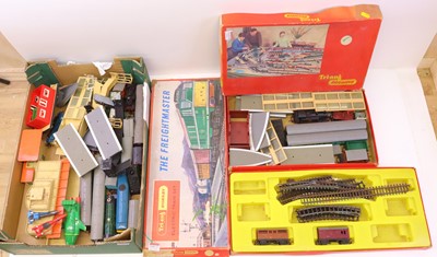 Lot 513 - A collection of 00 gauge items, to include a...