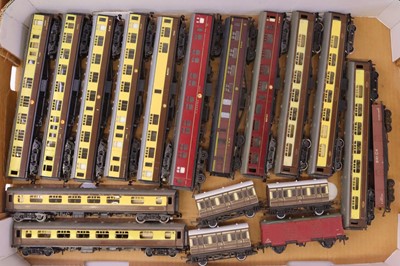 Lot 517 - One tray containing various 00 gauge coaches...