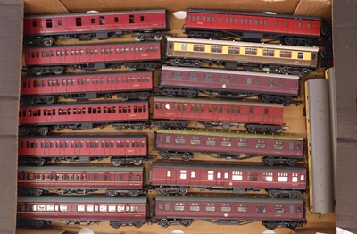 Lot 456 - One tray containing various 00 gauge coaches,...