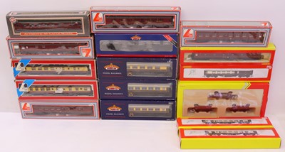 Lot 458 - A collection of various boxed 00 gauge wagons...