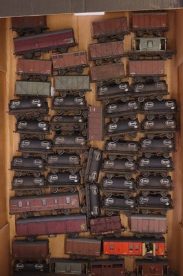 Lot 462 - A collection of unboxed 00 gauge wagons, to...