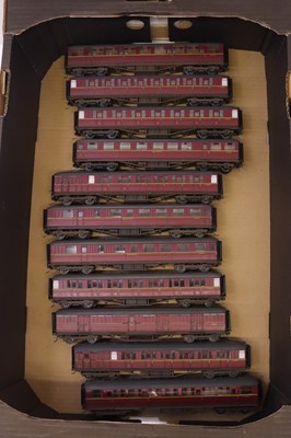 Lot 472 - One tray containing various Hornby 00 gauge ex-...