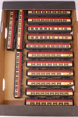 Lot 473 - One tray containing various Hornby 00 gauge...