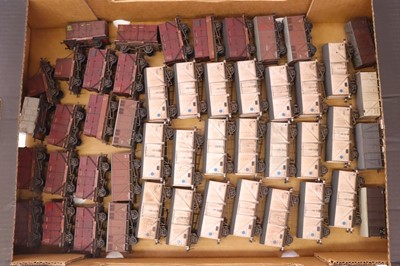 Lot 476 - One tray containing various 00 gauge wagons,...