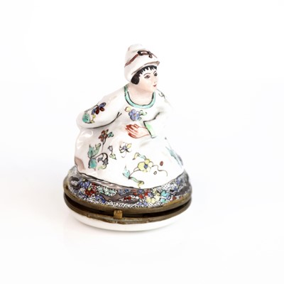 Lot 25 - A mid-19th century French porcelain Chantilly...