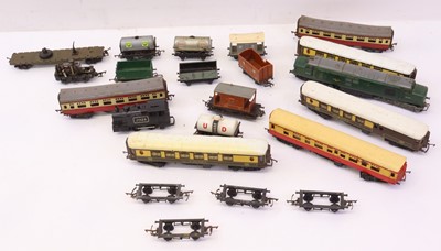 Lot 506 - A collection of various 00 gauge rolling stock...