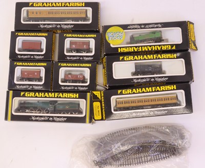 Lot 532 - A small collection of Graham Farish N gauge to...