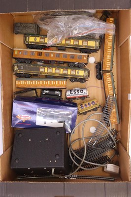 Lot 449 - A collection of 00 gauge rolling stock and...