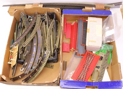 Lot 524 - Two trays of various Hornby Dublo and other...