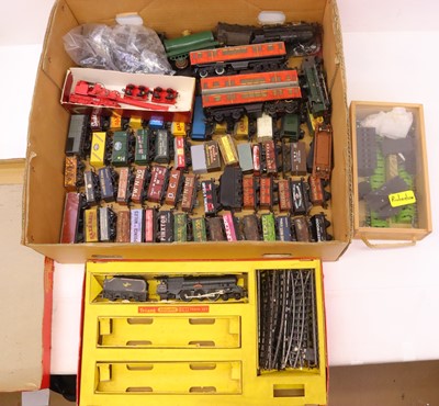 Lot 522 - One tray of mixed 00 gauge wagons to include a...