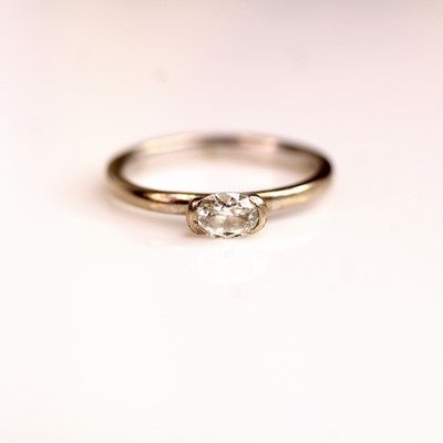 Lot 131 - An 18ct white gold diamond solitaire ring,...