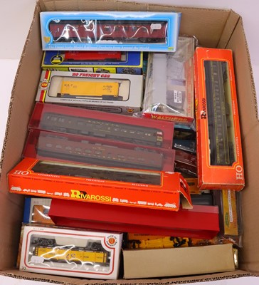 Lot 546 - One large tray of various HO gauge wagons and...