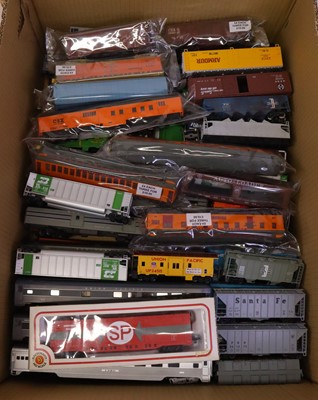Lot 547 - One large tray of various HO gauge wagons and...
