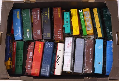 Lot 551 - One tray containing various HO gauge wagons to...