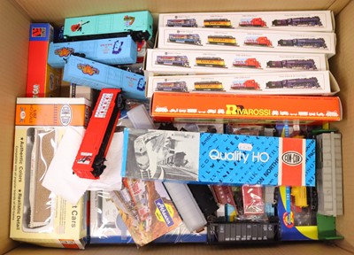 Lot 552 - One large tray of HO gauge wagons to include a...