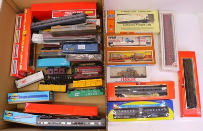 Lot 553 - One tray of HO gauge wagons and coaches to...