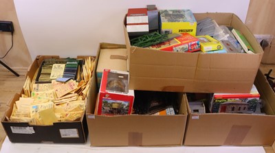 Lot 554 - Four trays containing various HO gauge...