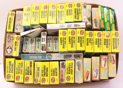 Lot 323 - One box of various 00 gauge/HO gauge building...