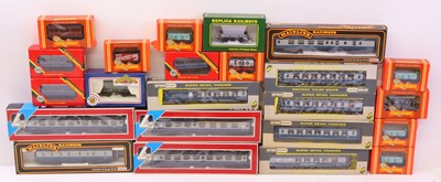 Lot 441 - One tray of 00 gauge wagons and coaches to...
