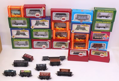 Lot 442 - One tray of 00 gauge wagons to include a...